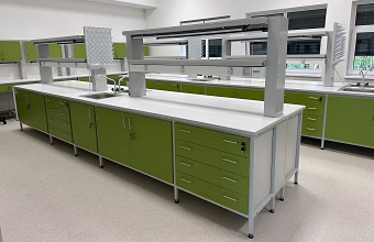 Meble laboratoryjne - stoły wyspowe i przyścienne